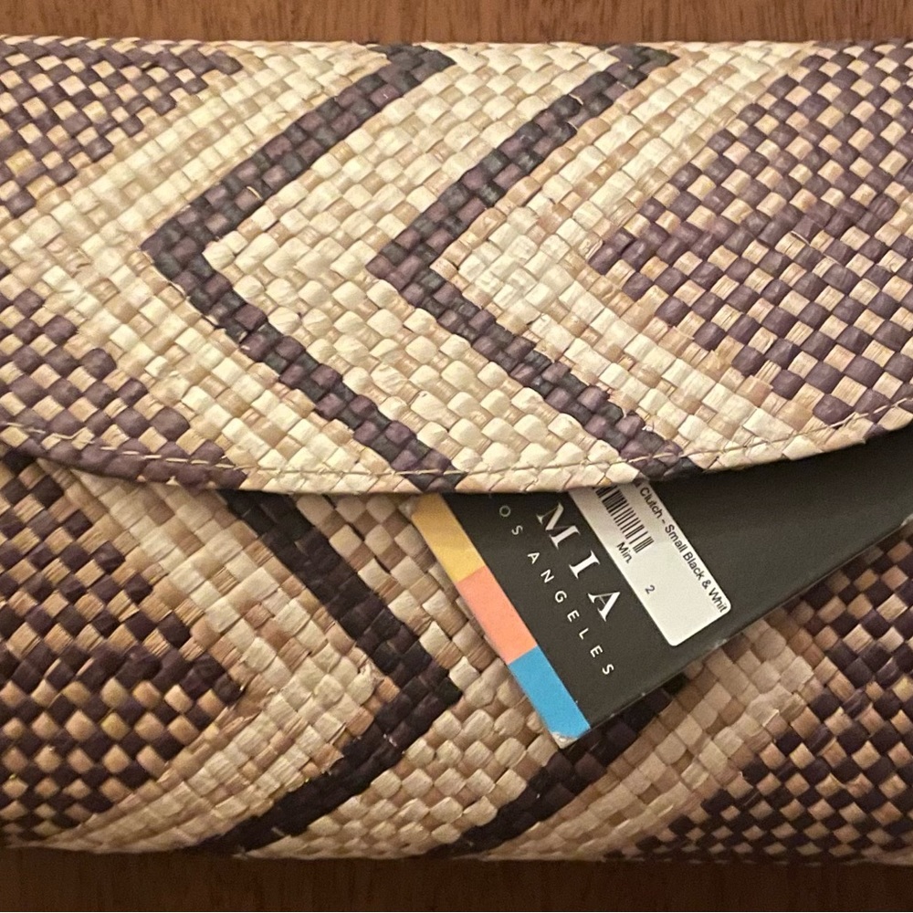 NWT - Mia Woven Straw Clutch Handbag 11" x 3" x 6.5" Black & White Zigzag
